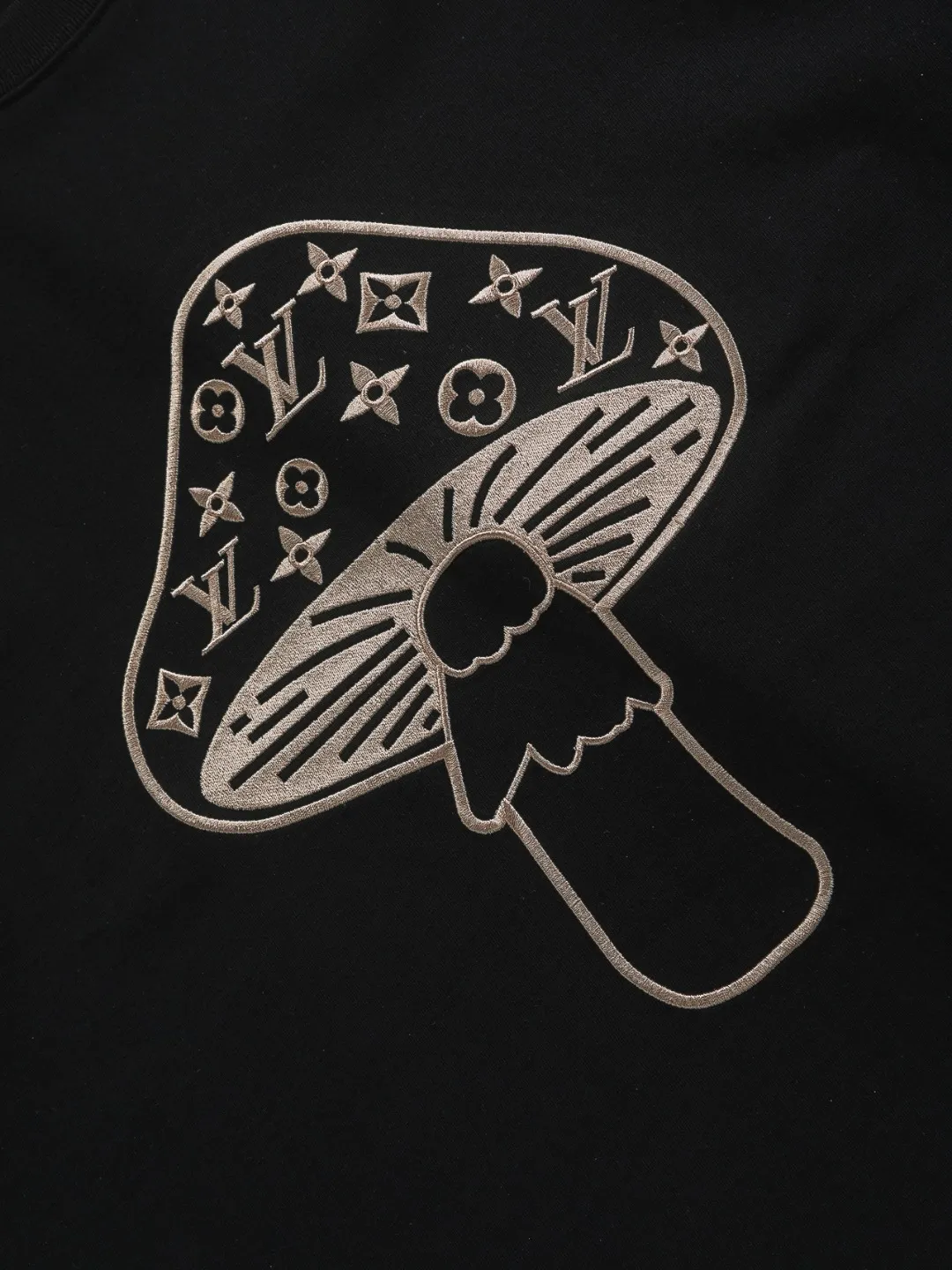 🅿️190 Louis Vuitton 1V LV micro-wide version S-XL LV 26ss new products are available at the counter simultaneously. Multiple craftsmanship. Mushroom on the chest🍄 intarsia🪡 embroidered logo. Round neck short-sleeved T-shirt, same style for men and women! Consigned to one-to-one creation. Synchronized with the official website, pure cotton fabrics at the counter! It is close to the skin and comfortable, durable and easy to wear. It has a classic and simple logo design and meticulous original craftsmanship. Short-sleeves, a must-have item for men, do not appear to be the same for the general public, but must be unique and eye-catching. This LV short-sleeve is all about quality, comfort, the same shape and fashion as always, including fabrics and cutting techniques. All of them have been made with great effort! 320 grams of washed pure cotton fabric, pure cotton is breathable, very refreshing and comfortable for daily wear. The rib knitting on the neckline is smooth and tight, and the neckline will not be skewed if you toss it at will. The loose version, you will find that it looks really good on the upper body. The overall is minimalist and neat, super versatile for daily use! Pair it casually with a pair of pants for a youthful look. A T-shirt will make your outfit crazy. It is a fashionable item that can never go wrong! Color: Black White Size: S-XL Size chart: S: Shoulder width 45.5-Bust 52-Length 70 M: Shoulder width 47-Bust 54-Length 72 L: Shoulder width 48.5-Bust 56-Length 74 XL: Shoulder width 50-Bust 58-Length 76